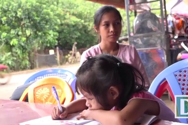 Vụ trao nhầm con ở Bình Phước: bé Lan Anh bên vòng tay mẹ ruột