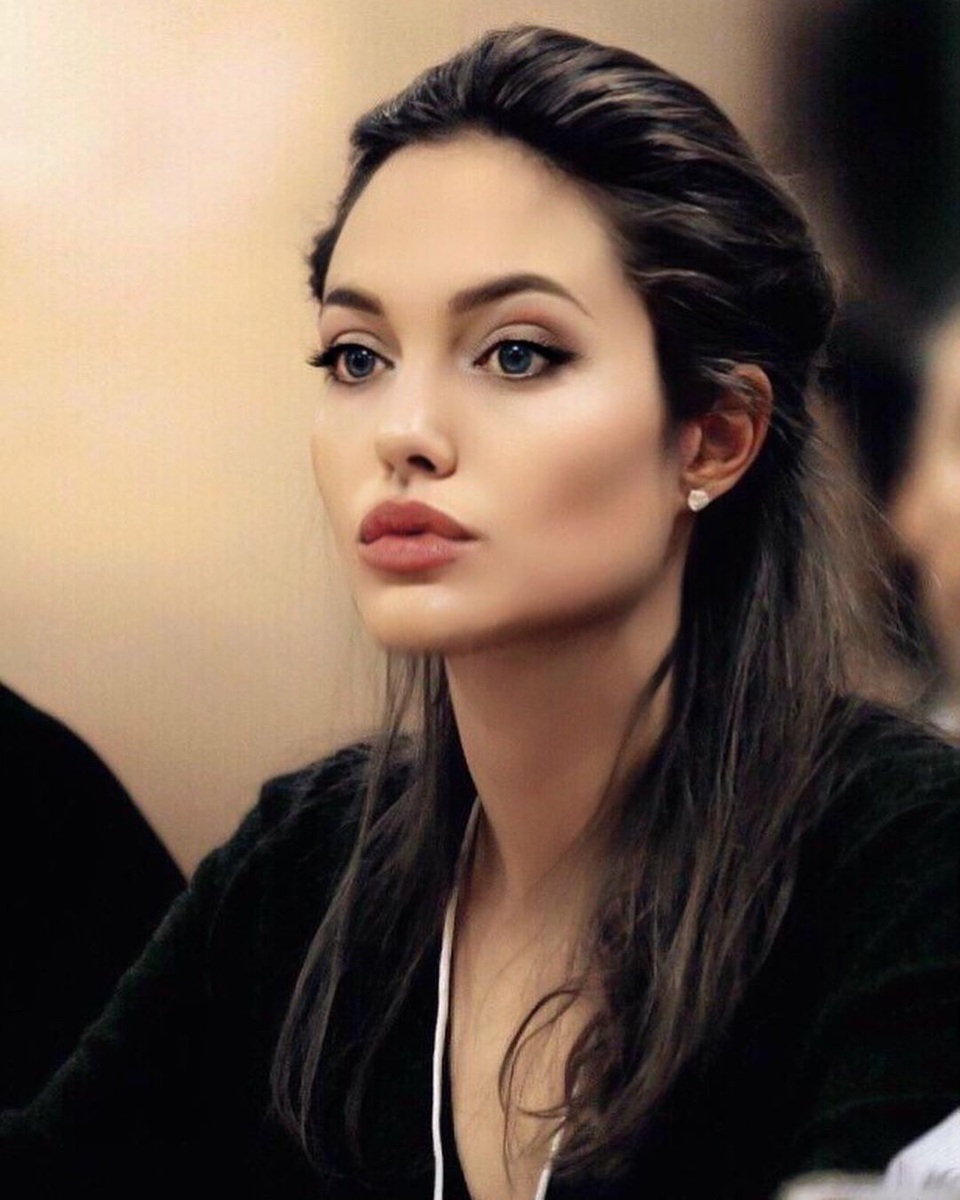 Angelina Jolie's famous love history before deciding to be single - 1