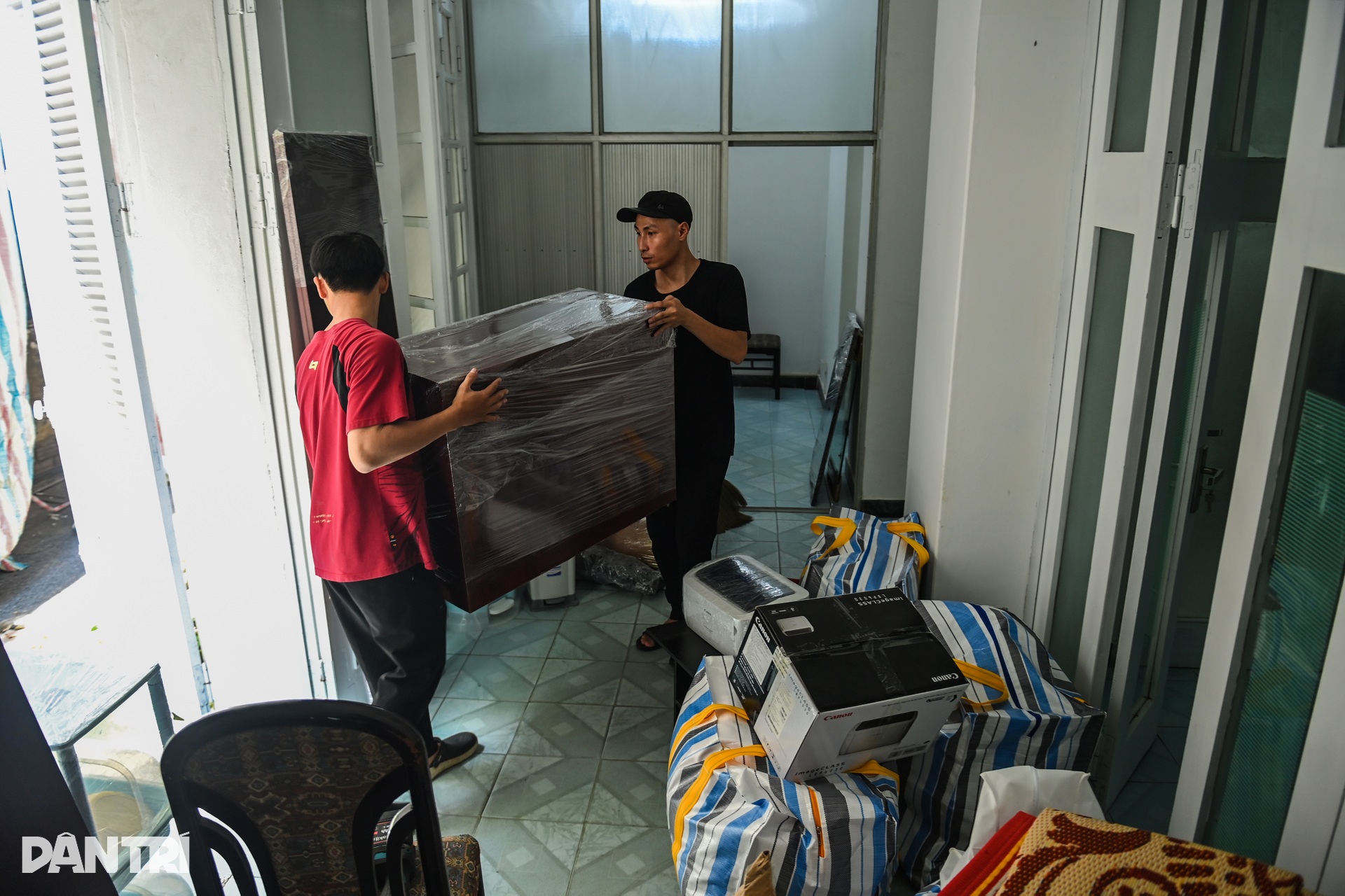 Cảnh khẩn trương dọn đồ đạc, trả mặt bằng cho dự án quảng trường ở hồ Gươm - 7 Cảnh khẩn trương dọn đồ đạc, trả mặt bằng cho dự án quảng trường ở hồ Gươm - 7
