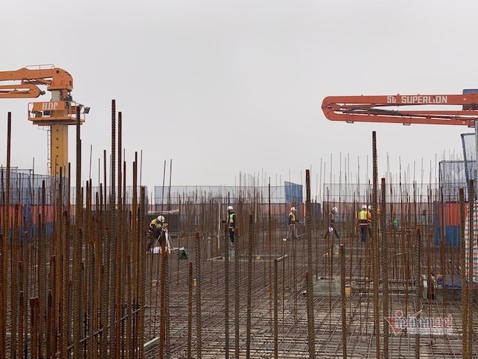 Đại công trường cao ốc nghìn tỷ kín khẩu trang, đo trán từ cửa - 1 Đại công trường cao ốc nghìn tỷ kín khẩu trang, đo trán từ cửa - 1