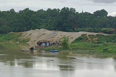 Cựu Trưởng Công an huyện bị khởi tố vì nhận hối lộ bộ bàn ghế từ cát tặc