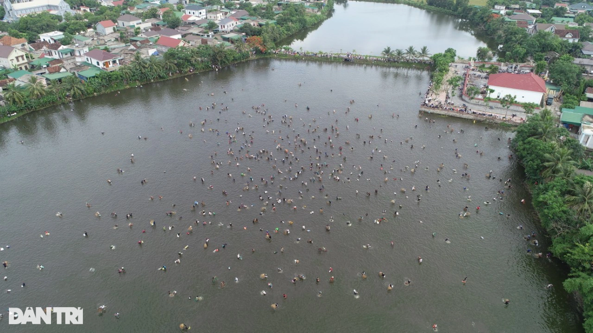 Hàng trăm nơm thủ cùng lao xuống hồ bắt cá - 4 Hàng trăm nơm thủ cùng lao xuống hồ bắt cá - 4