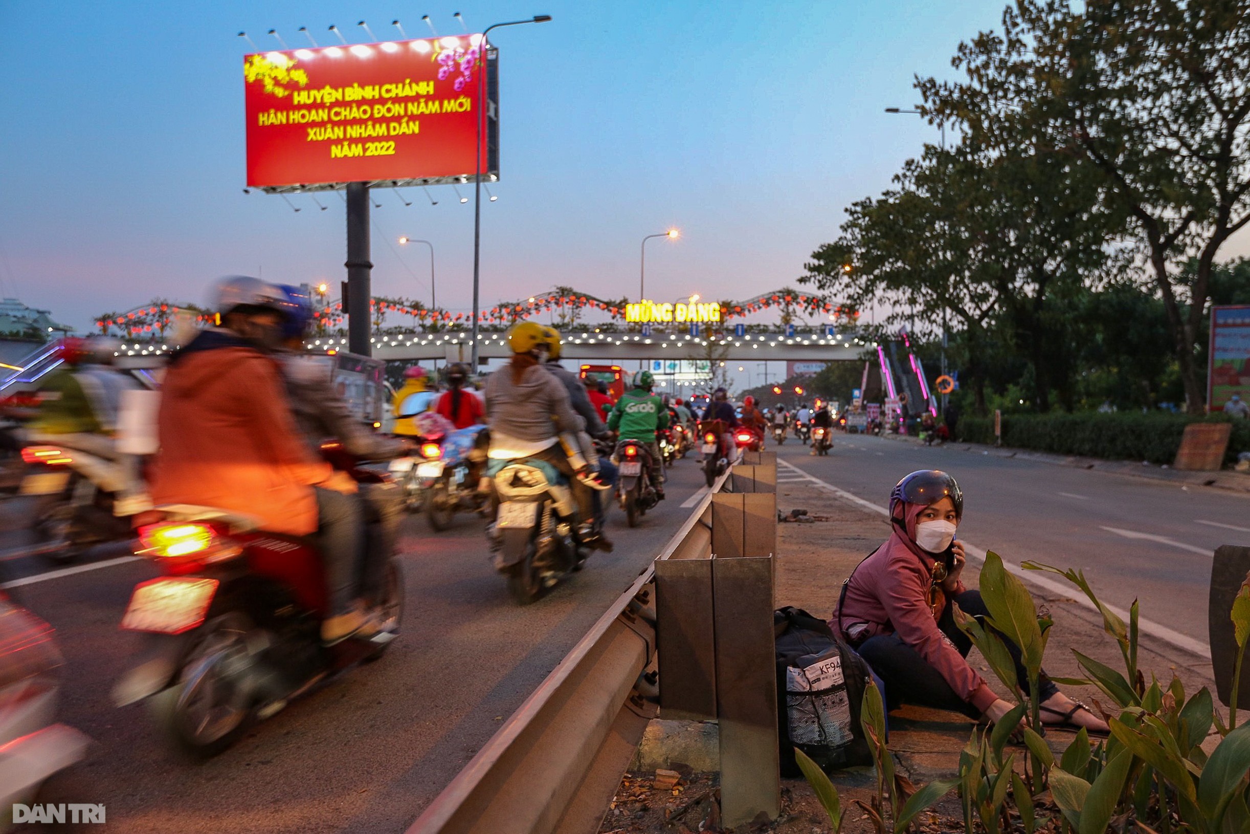 Người lớn, trẻ nhỏ vật vờ ở cửa ngõ phía Tây TPHCM trên đường về quê ăn Tết - 3 Người lớn, trẻ nhỏ vật vờ ở cửa ngõ phía Tây TPHCM trên đường về quê ăn Tết - 3