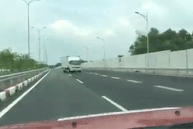 Liều mạng lái xe ngược chiều trên cao tốc