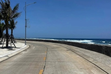 Xe máy tông vào bờ kè, bé 13 tuổi rơi xuống biển tử vong