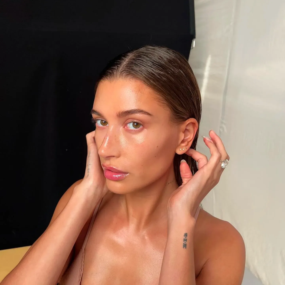 Hailey Bieber nhiều lần tạo ra xu hướng làm đẹp... đồ ăn - 4 Hailey Bieber nhiều lần tạo ra xu hướng làm đẹp... đồ ăn - 4