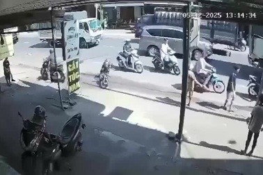 Va vào xe điện sang đường bất cẩn, người đi xe máy lao vào đuôi ô tô tải