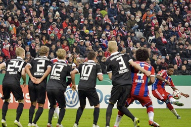 Chiêm ngưỡng tuyệt phẩm sút phạt của ngôi sao Bayern Munich