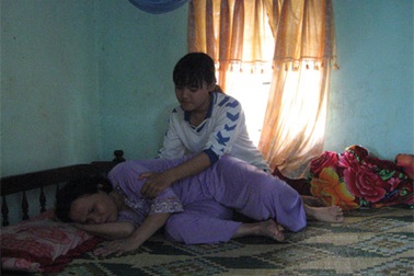 Gánh nặng gia đình trên vai cô gái nhỏ