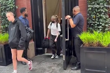 Pax Thien xuống phố cùng mẹ nuôi Angelina Jolie ở thành phố New York