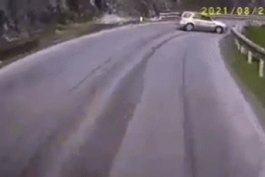 Tài xế Việt đổ đèo "drift" như phim hành động và cái kết gây bất ngờ