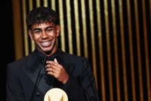 Lamine Yamal lập kỷ lục khi nhận giải ở Gala Quả bóng vàng