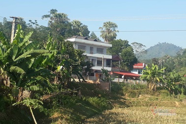 Biệt thự 3 tầng nổi bật giữa vùng núi của gia đình Hà Đức Chinh