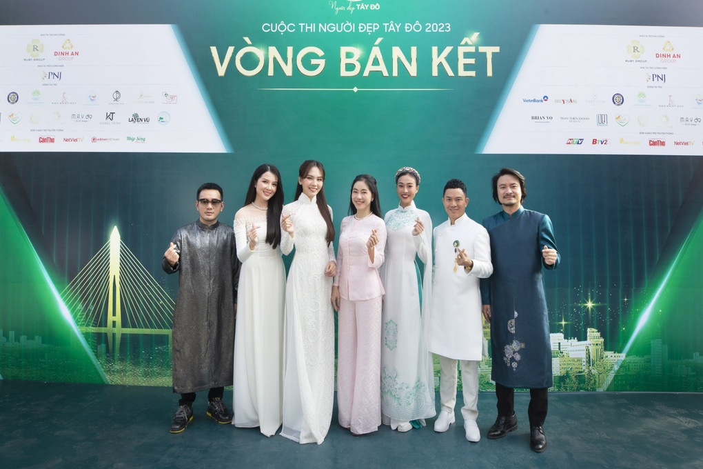 Bán kết Người đẹp Tây Đô: Thí sinh mặc áo bà ba, catwalk giữa đồng lúa - 7 Bán kết Người đẹp Tây Đô: Thí sinh mặc áo bà ba, catwalk giữa đồng lúa - 7