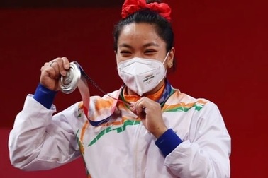 Cô bé gánh củi hay khóc nhè trở thành người hùng Olympic