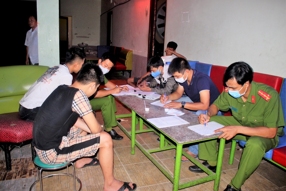 Nhiều quán karaoke mở cửa đón “dân bay” bất chấp lệnh cấm trong dịch - 2 Nhiều quán karaoke mở cửa đón “dân bay” bất chấp lệnh cấm trong dịch - 2