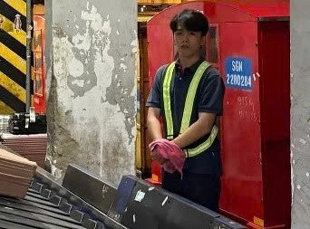 Nhân viên sân bay lục lọi hành lý của khách trộm 50 triệu đồng - 1 Nhân viên sân bay lục lọi hành lý của khách trộm 50 triệu đồng - 1