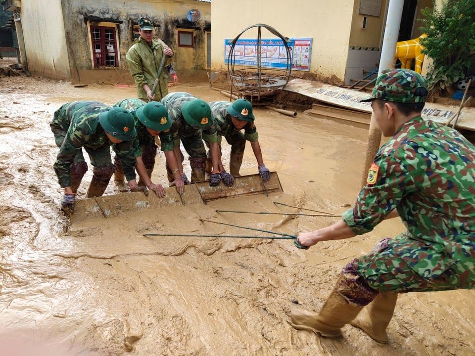 Cán bộ, chiến sĩ Biên phòng hỗ trợ người dân khắc phục hậu quả sau lũ - 2 Cán bộ, chiến sĩ Biên phòng hỗ trợ người dân khắc phục hậu quả sau lũ - 2