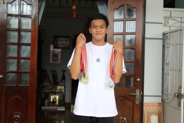 Nam sinh phố núi cao 1m84, mê bóng rổ giành ngôi thủ khoa khối A1 toàn quốc