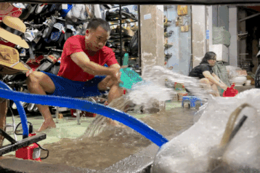 Người dân TPHCM "đánh vật" với mưa lớn, triều cường dâng cao