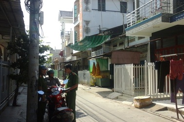 Chục thanh niên ném bom xăng “quậy phá” giữa đêm