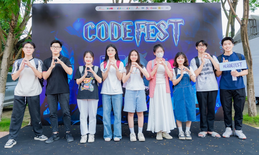 Gần 200 sinh viên tranh tài lập trình tại cuộc thi CodeFest 2025 - 2 Gần 200 sinh viên tranh tài lập trình tại cuộc thi CodeFest 2025 - 2