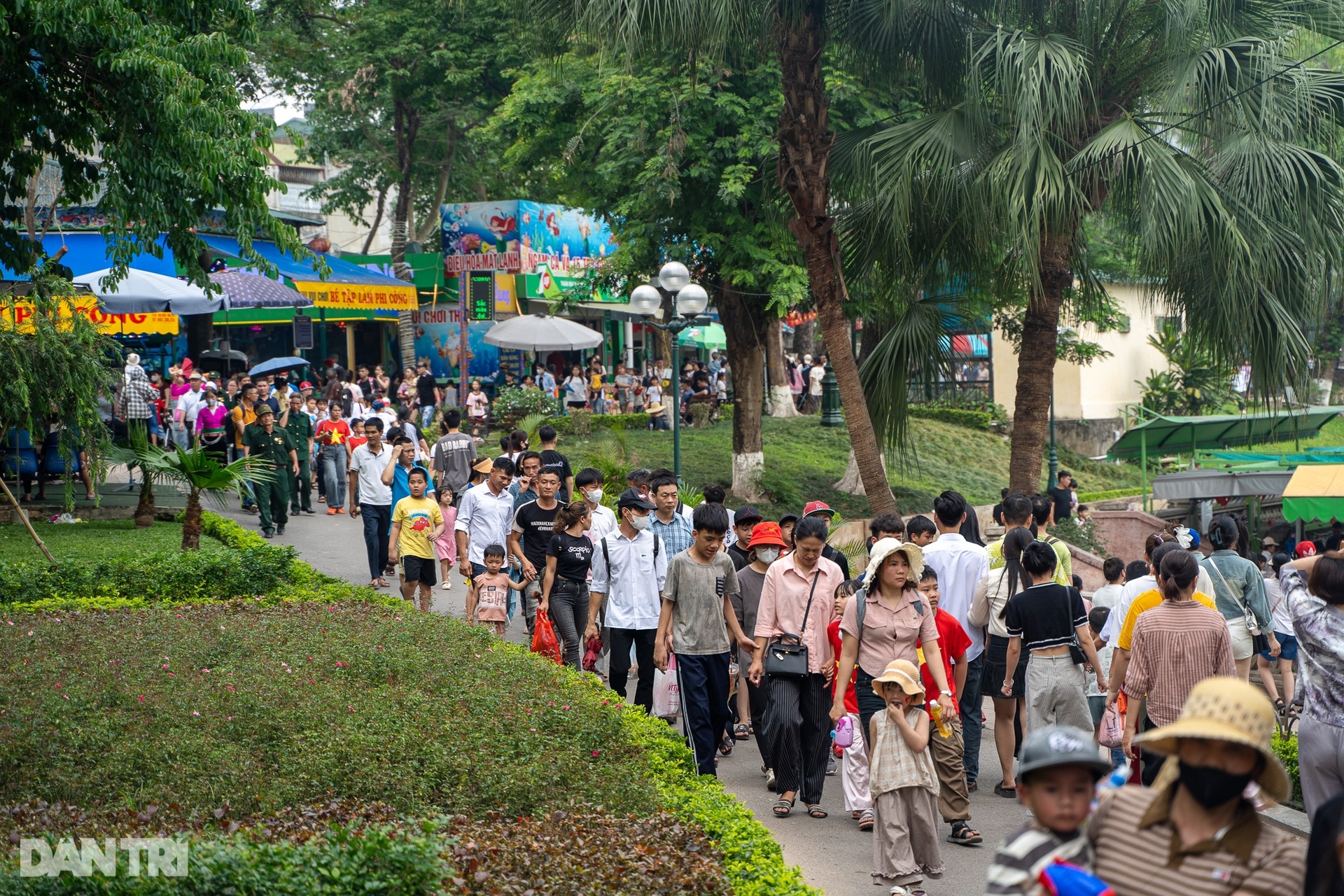 Công viên, bảo tàng ở Hà Nội đông nghịt khách trong kỳ nghỉ lễ - 9 Công viên, bảo tàng ở Hà Nội đông nghịt khách trong kỳ nghỉ lễ - 9