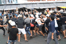 Chen nhau giật "cô hồn" náo loạn trên đường phố TPHCM