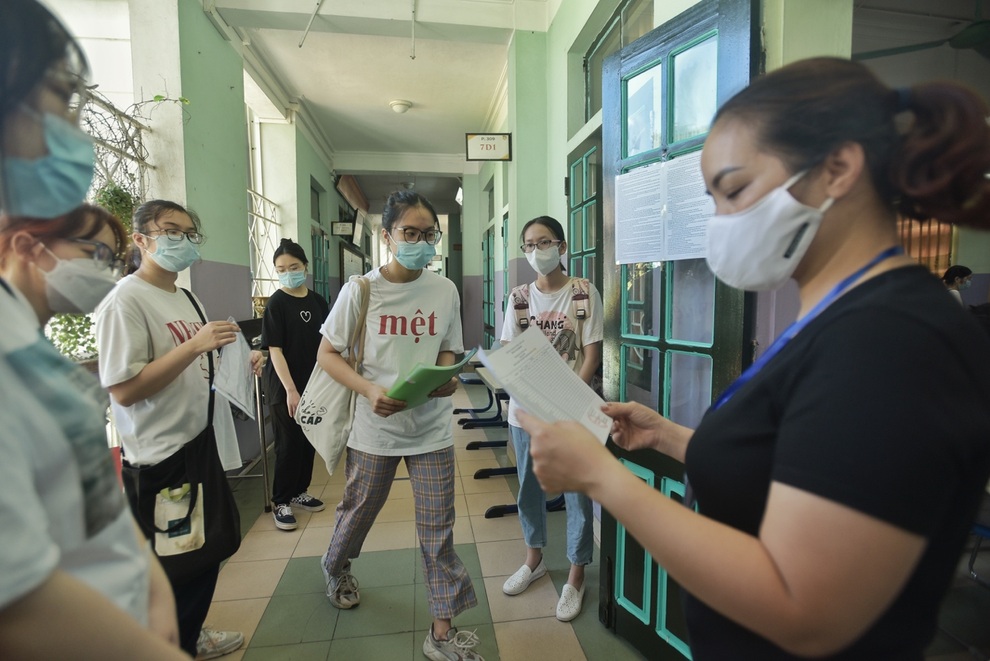 Nhìn lại loạt trang phục ngộ nghĩnh của sĩ tử mùa thi tốt nghiệp THPT 2021 - 2 Nhìn lại loạt trang phục ngộ nghĩnh của sĩ tử mùa thi tốt nghiệp THPT 2021 - 2