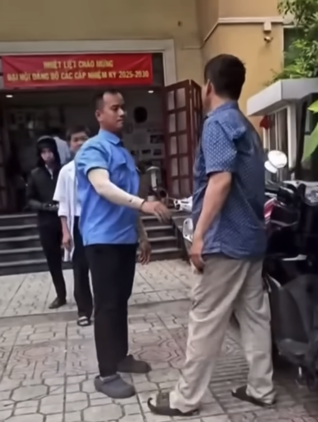 Điều dưỡng kể khoảnh khắc nạn nhân chạy vào trung tâm y tế vẫn bị đuổi đánh - 2 Điều dưỡng kể khoảnh khắc nạn nhân chạy vào trung tâm y tế vẫn bị đuổi đánh - 2