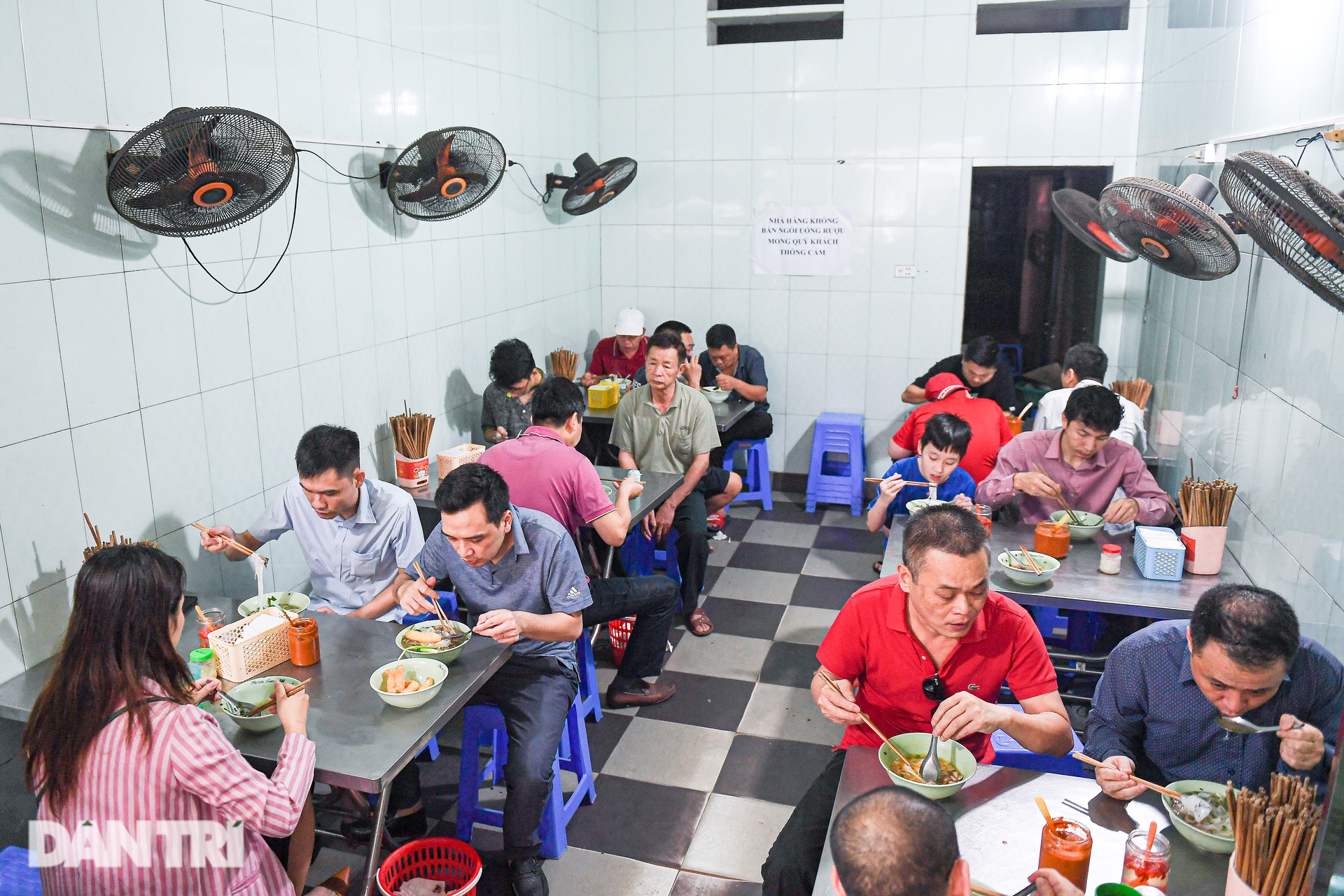 Quán phở Hà Nội chỉ bán một món, bà chủ tự ăn suốt 40 năm không ngán - 13 Quán phở Hà Nội chỉ bán một món, bà chủ tự ăn suốt 40 năm không ngán - 13