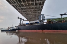 Tàu "khủng" thoát nạn sau gần 5 tiếng kẹt ở gầm cầu hiện đại nhất Hải Phòng