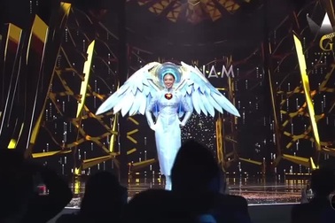 Thùy Tiên trình diễn phần thi trang phục dân tộc