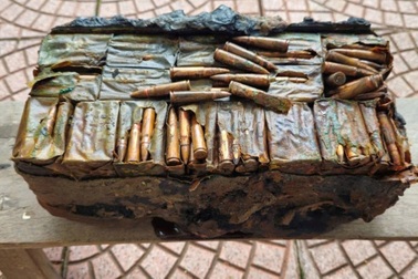 Người dân mò được súng và hộp đạn dưới sông Cấm