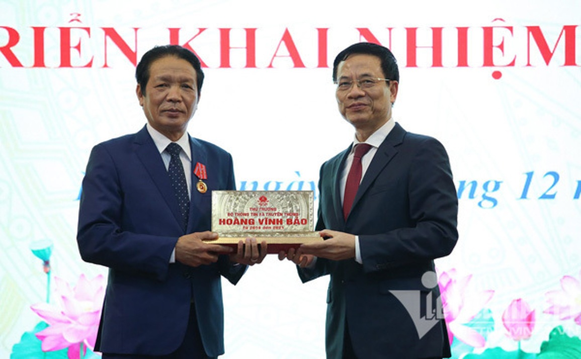 Nguyên Thứ trưởng Bộ TTTT Hoàng Vĩnh Bảo nhận HCLĐ hạng Nhất - 3 Nguyên Thứ trưởng Bộ TTTT Hoàng Vĩnh Bảo nhận HCLĐ hạng Nhất - 3