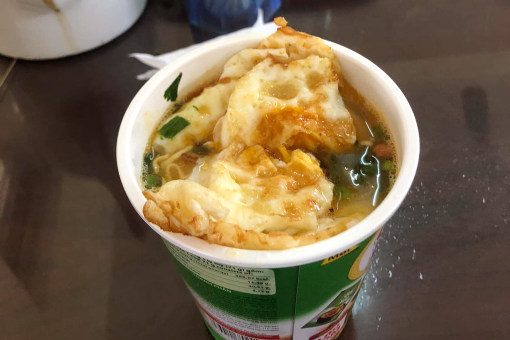 Xếp hàng 4 ngày ở ba trạm đăng kiểm, tài xế ấm lòng khi được mời cơm trưa - 4 Xếp hàng 4 ngày ở ba trạm đăng kiểm, tài xế ấm lòng khi được mời cơm trưa - 4