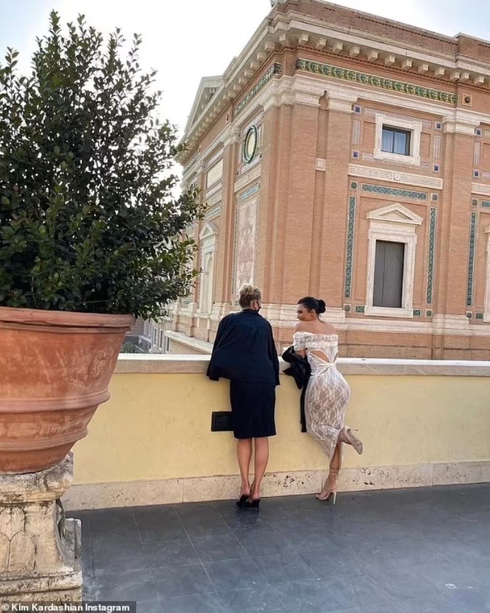 Mặc hở bạo khi tới thăm Vatican, nữ tỷ phú Kim Kardashian bị chỉ trích - 5