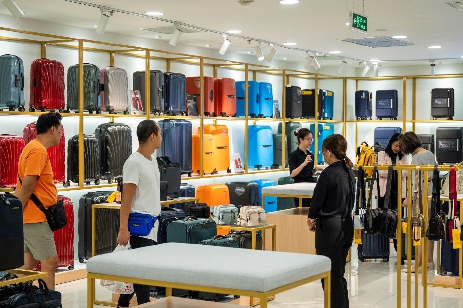 Khách hàng đến mua sắm và trải nghiệm cửa hàng Flagship lớn nhất Đông Nam Á của Samsonite tại Vincom Center Đồng Khởi.