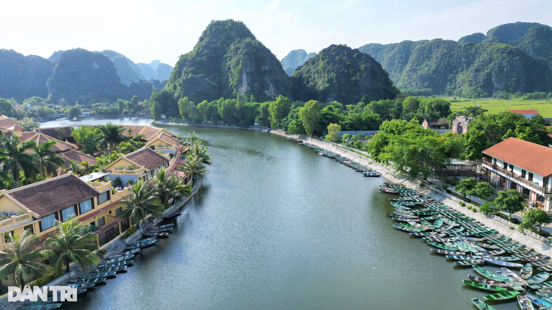 Tam Cốc đóng cửa: Khách vắng bóng, thuyền nằm phơi mình trên sông - 1 Tam Cốc đóng cửa: Khách vắng bóng, thuyền nằm phơi mình trên sông - 1