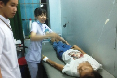 Vụ công nhân ngộ độc: Có công nhân chưa đủ 15 tuổi!