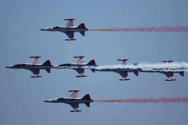 Máy bay chiến đấu nhào lộn nghẹt thở tại triển lãm hàng không