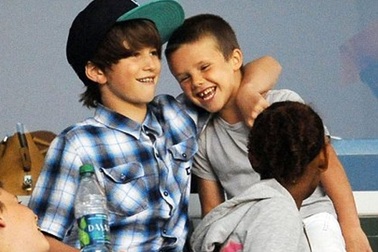 Các con Beckham cổ vũ nhiệt tình khi xem bố thi đấu