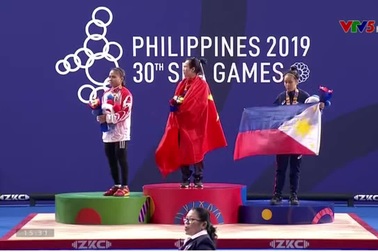 Giây phút nhận huy chương vàng xúc động của Vương Thị Huyền