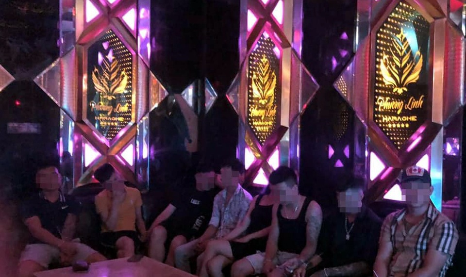 Vụ “bay lắc” trong quán karaoke chui: Tạm giữ hình sự 5 đối tượng - 1 Vụ “bay lắc” trong quán karaoke chui: Tạm giữ hình sự 5 đối tượng - 1
