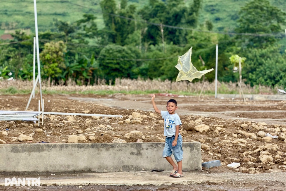 Trao gửi yêu thương đến mảnh đất Mường Than sau lũ - 12 Trao gửi yêu thương đến mảnh đất Mường Than sau lũ - 12