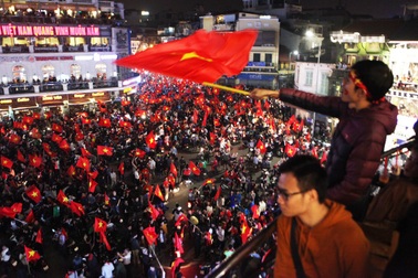 Màn ăn mừng bùng nổ ở hồ Gươm sau khi U23 Việt Nam vào chung kết