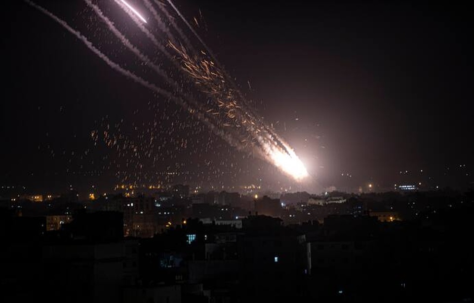 Israel không kích rung chuyển Dải Gaza sau khi hứng 150 rocket từ Hamas - 2 Israel không kích rung chuyển Dải Gaza sau khi hứng 150 rocket từ Hamas - 2