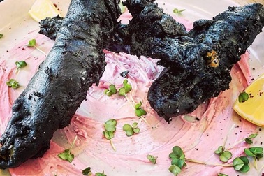 Món ăn siêu dị như “cục than cháy trên đĩa” vẫn hút khách