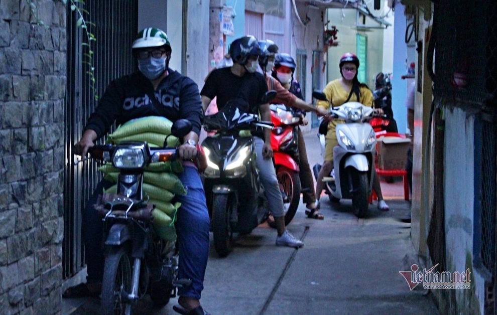 Tan làm, nhịn đói đến hẻm nhỏ Sài Gòn tặng quà: Còn rất nhiều người khổ - 1 Tan làm, nhịn đói đến hẻm nhỏ Sài Gòn tặng quà: Còn rất nhiều người khổ - 1