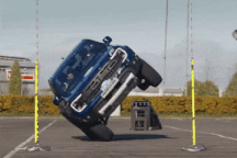 Lái xe Ford Ranger Raptor bằng hai bánh để lập kỷ lục thế giới